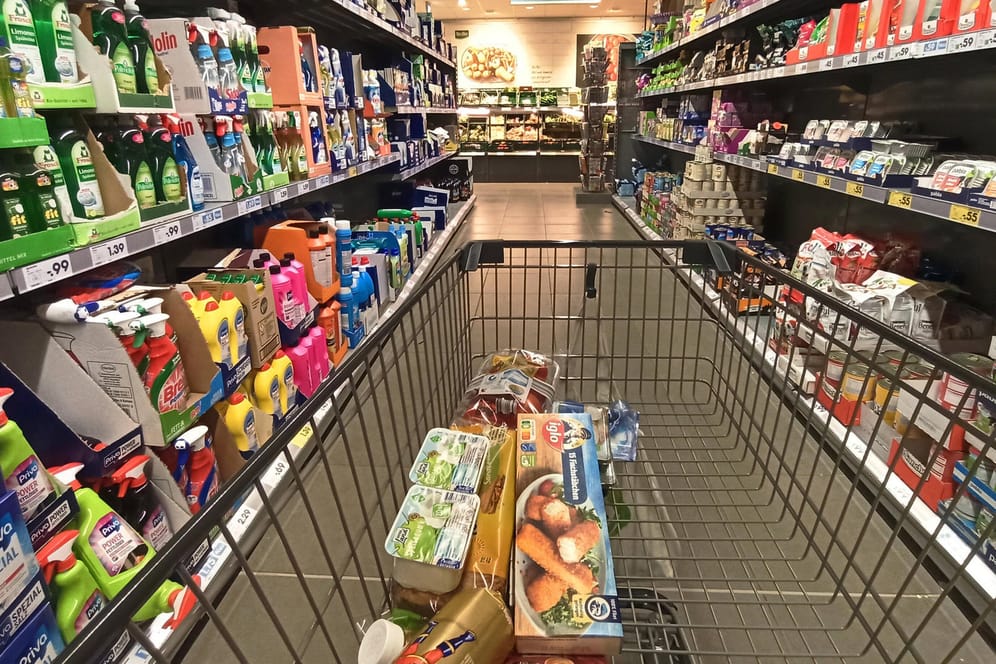 Einkauf im Supermarkt: Auch bei Lebensmitteln müssen die Deutschen tiefer in die Tasche greifen.