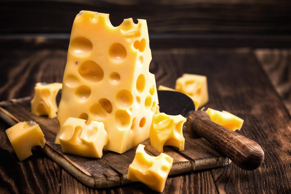 Käse: Wie groß die Hohlräume im Käse werden, hängt von der Lagertemperatur, der Anzahl und Art der Bakterien ab.
