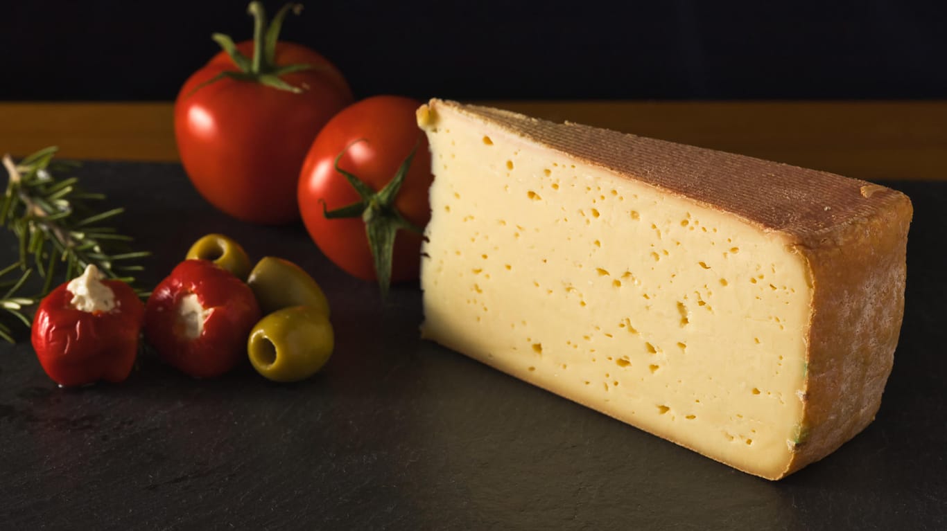Tilsiter: Der Käse weist ganz kleine Löcher auf.