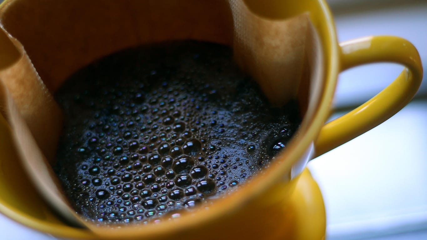 Handfilter: Traditionalisten lieben diese Kaffeezubereitung. Dabei sollte jedoch kein kochendes Wasser verwendet werden.