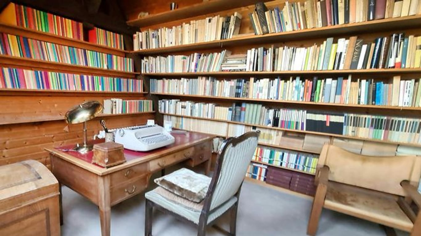 Bücher über Bücher und der Schreibtisch mit Schreibmaschine der Schriftstellerin Ingeborg Bachmann.