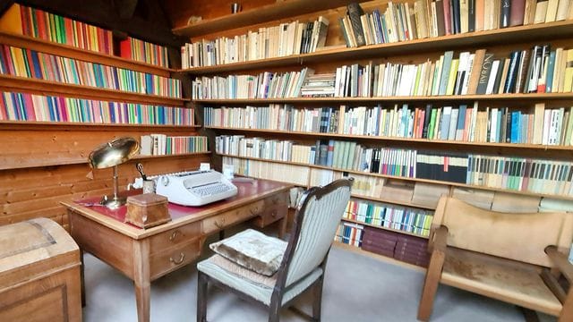 Bücher über Bücher und der Schreibtisch mit Schreibmaschine der Schriftstellerin Ingeborg Bachmann. Bücher über Bücher und der Schreibtisch mit Schreibmaschine der Schriftstellerin Ingeborg Bachmann.