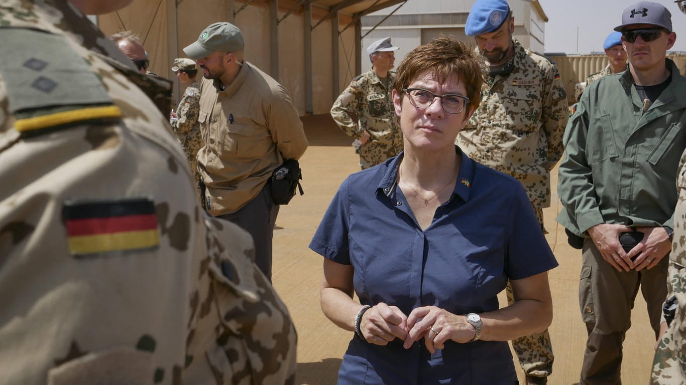 Verteidigungsministerin Kramp-Karrenbauer bei der Bundeswehr in Mali: Auch Frankreich ist besorgt über den möglichen Einsatz russischer Söldner.