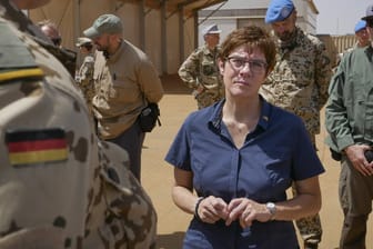 Verteidigungsministerin Kramp-Karrenbauer bei der Bundeswehr in Mali: Auch Frankreich ist besorgt über den möglichen Einsatz russischer Söldner.