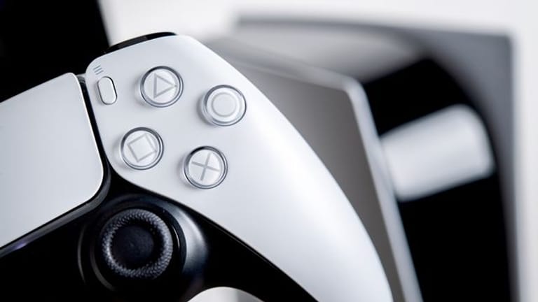 Eingebaute Lautsprecher machen's möglich: Mit dem Dualsense-Controller der Playstation 5 wird der Raum für den 3D-Klang vermessen.