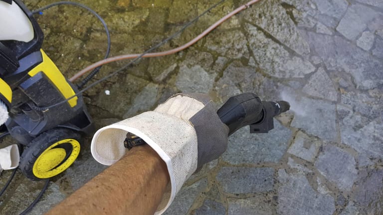 Hochdruckreiniger: Mit ihm lassen sich Steinplattenwege säubern.