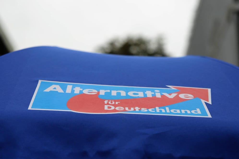 "Alternative für Deutschland" steht auf einem Schirm (Symbolbild): Das Landeskriminalamt hat die Ermittlungen übernommen.