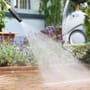 Hochdruckreiniger im Garten: So vermeiden Sie Schäden | Tipps