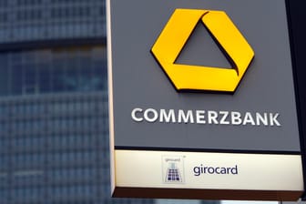 Zentrale der Commerzbank im Frankfurter Bankenviertel (Symbolbild): Das Geldhaus baut den Vorstand um.