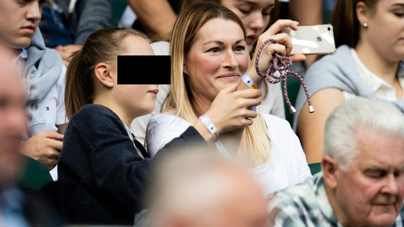 Nikola Pietzsch mit Tochter Maria im September 2019: Die beiden schauten sich ein Spiel von Roses damaligem Verein Mönchengladbach an.