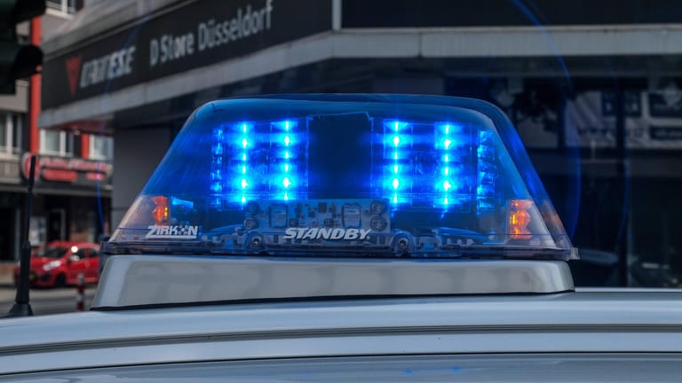 Das Blaulicht eines Einsatzwagens in Düsseldorf (Symbolbild): In einer Nebenstraße nahe der Königsallee ist ein 58-Jähriger brutal ausgeraubt worden.