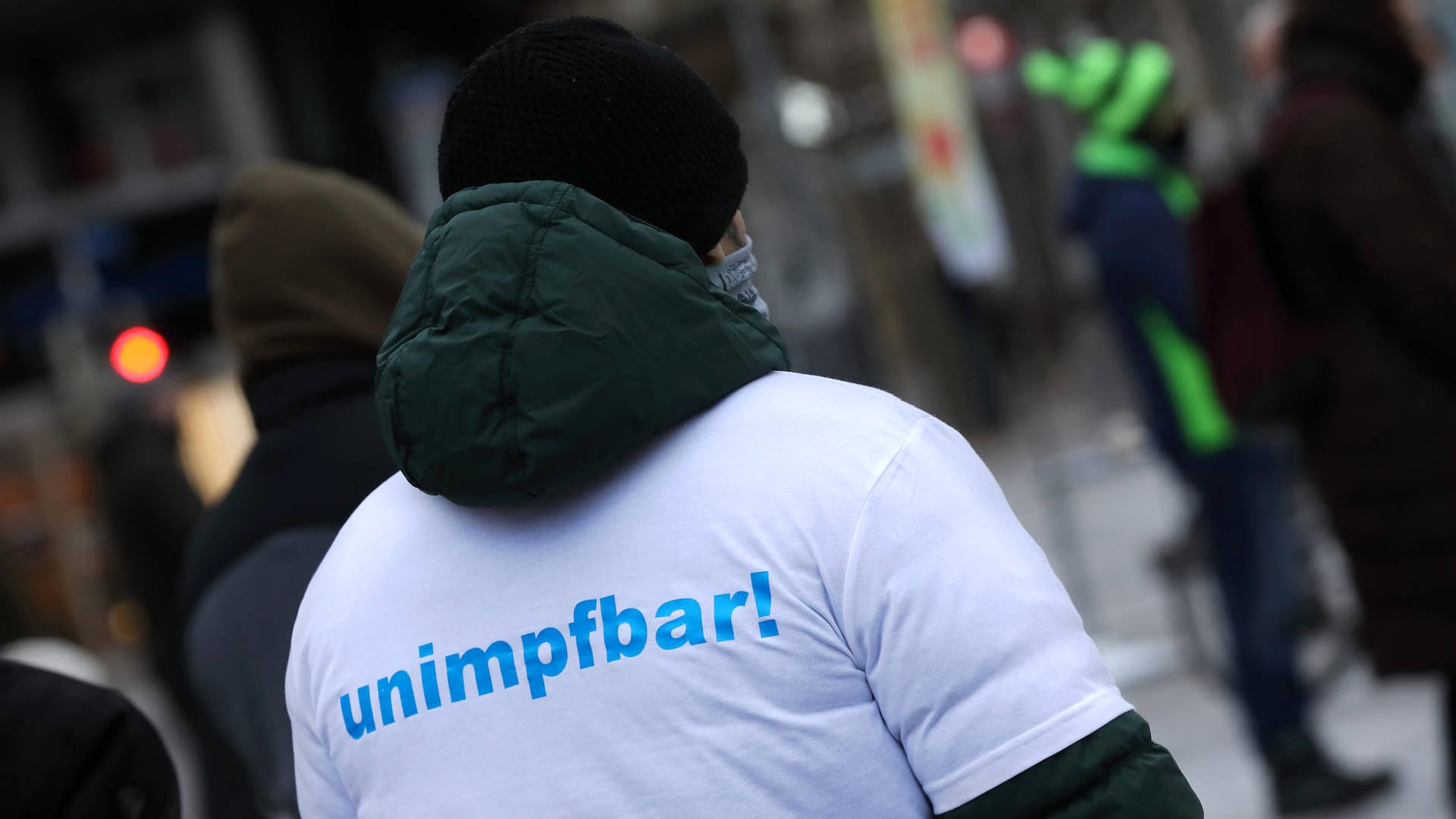 Ein T-Shirt mit dem Schriftzug "unimpfbar" (Archivbild): Manche Menschen wehren sich strikt gegen die Impfungen.