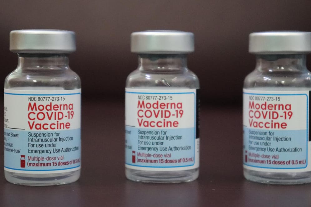 Moderna entwickelt auf der Basis der beim erfolgreichen Covid-Impfstoff eingesetzten mRNA-Technoglogie weitere Medikamente. Daraus ergeben sich Chancen für risikogeneigte ebenso für sicherheitsorientierte Anleger.