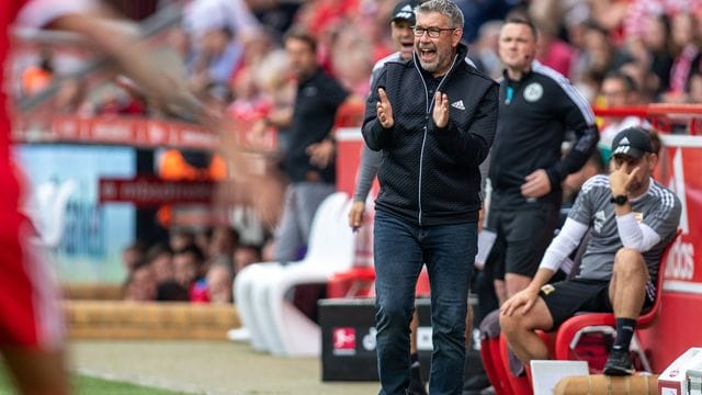 Urs Fischer am Spielfeldrand Urs Fischer am Spielfeldrand