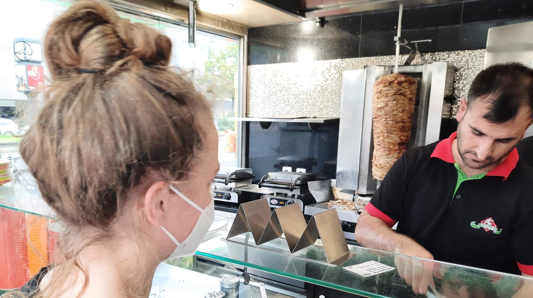 Mutter Maria holt sich nach dem Impfen einen Döner in Berlin-Wedding: Sie freut sich über das Gratis-Mittagessen.