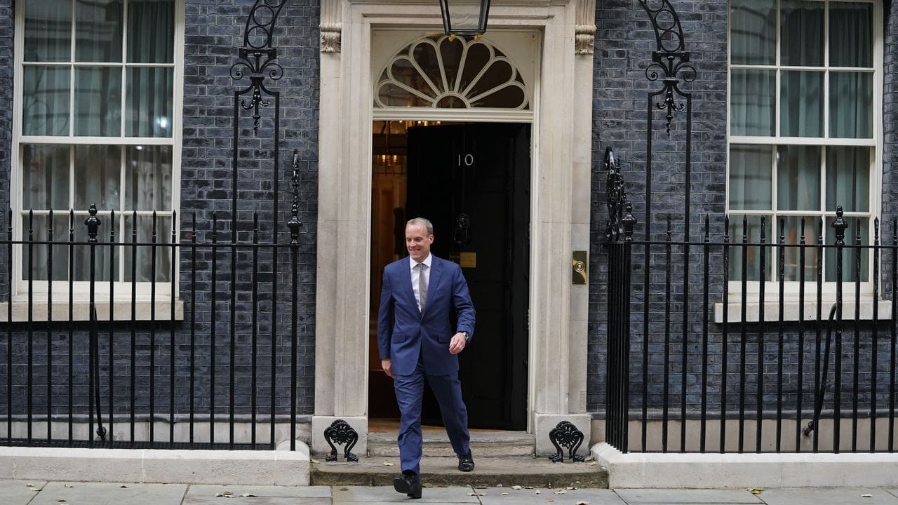 Dominic Raab verlässt die 10 Downing Street. Dominic Raab verlässt die 10 Downing Street.