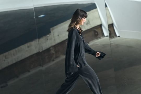 Lena Meyer-Landrut schwebt über den Laufsteg.