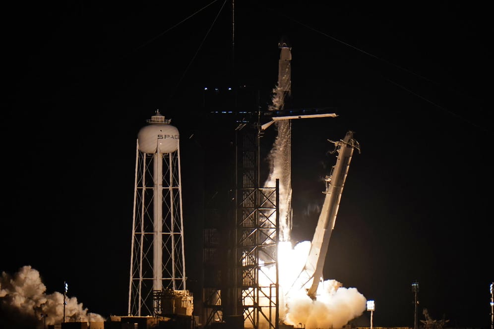 "Inspiration4"-Weltraumflug von SpaceX: Eine SpaceX Falcon 9 Rakete mit vier Privatpersonen an Bord hebt von der Rampe 39A des Kennedy Space Centers ab.