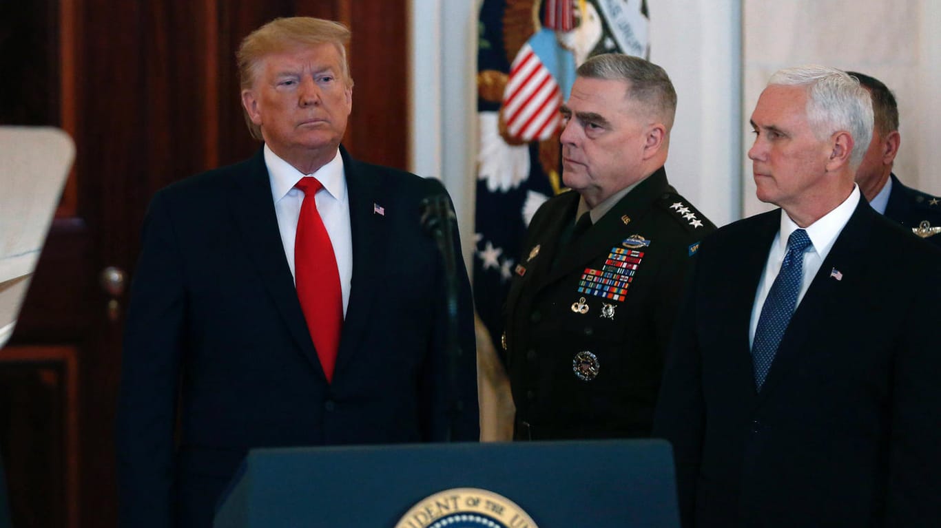 Donald Trump und US-General Mike Milley (Zweiter von rechts) im Januar 2019