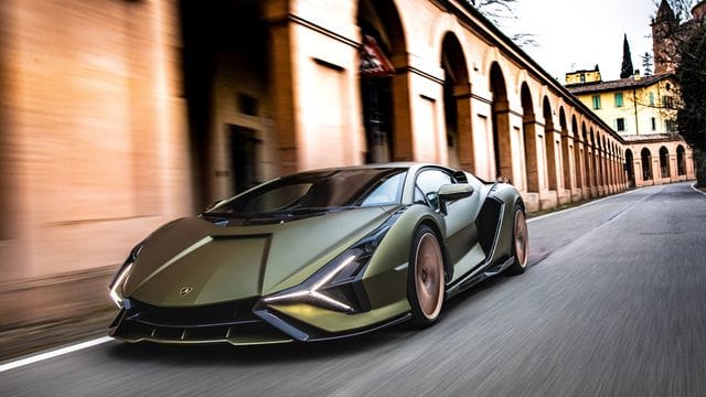 Flotte Flunder: Der V12-Motor mit Hybrid-Technologie im 1,13 Meter flachen Lamborghini Sián katapultiert die Passagiere in 2,8 Sekunden auf Tempo 100.