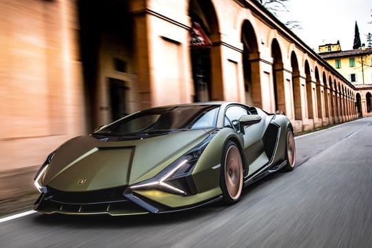 Flotte Flunder: Der V12-Motor mit Hybrid-Technologie im 1,13 Meter flachen Lamborghini Sián katapultiert die Passagiere in 2,8 Sekunden auf Tempo 100.