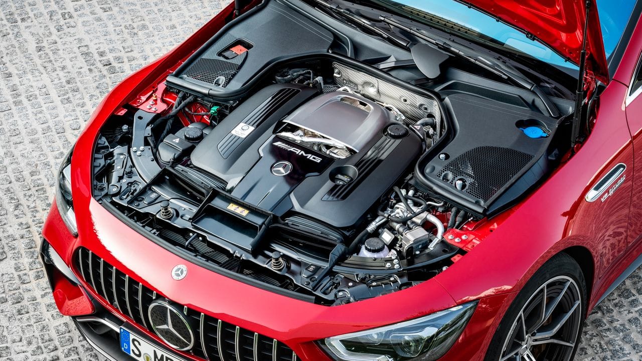 Höchste Dynamik als Ziel: Der Mercedes-AMG GT 63 S E Performance kombiniert einen potenten V8-Biturbomotor mit einem Elektromotor.