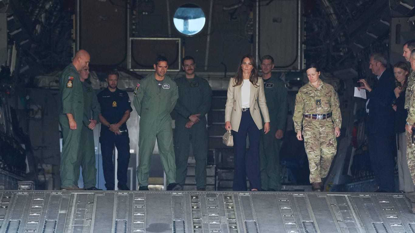 Herzogin Kate bedankt sich bei den Soldaten der Royal Air Force.