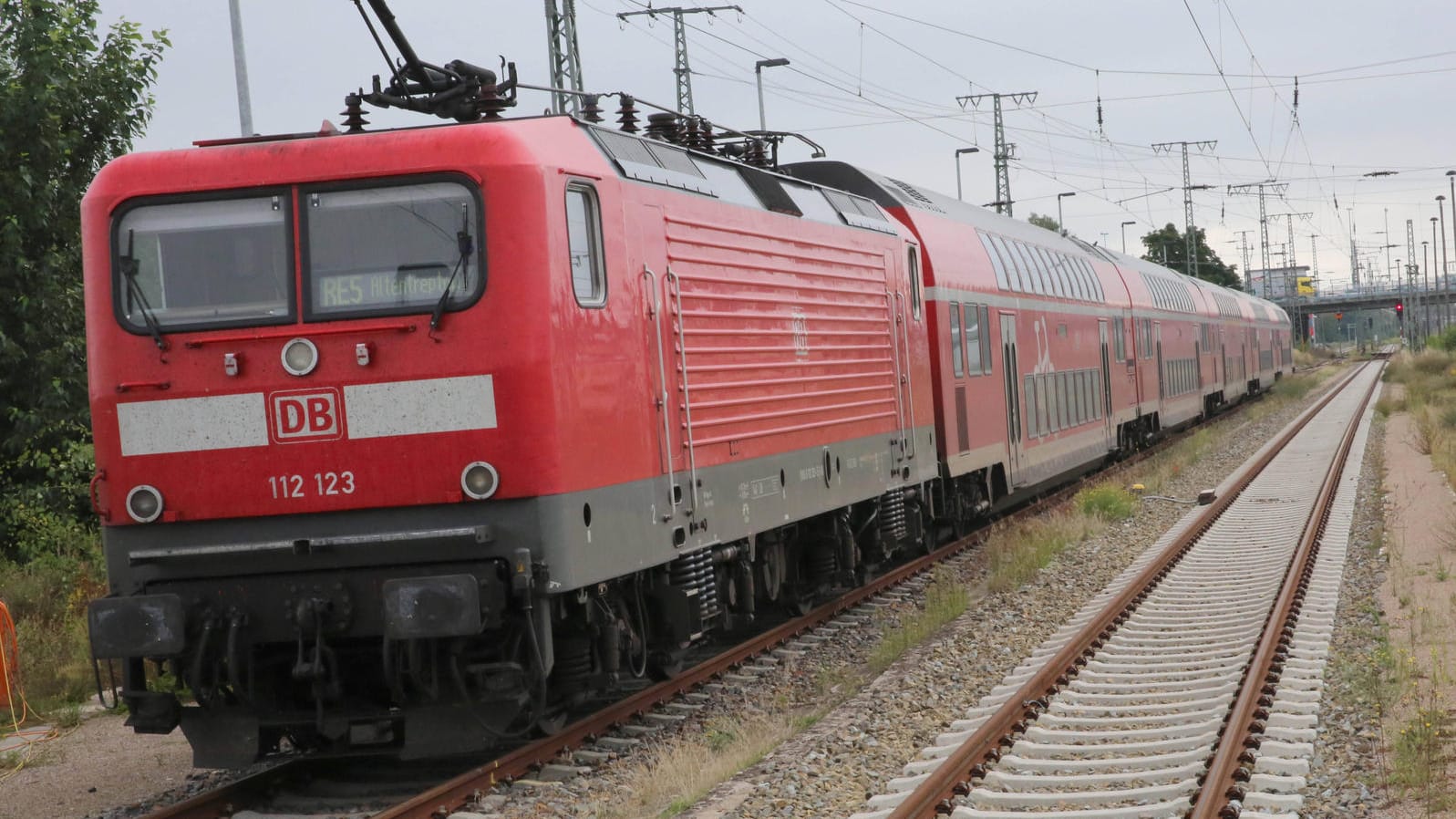 Zug am Bahnhof von Neubrandenburg (Symbolbild): Die GDL hat sich mit der Bahn geeinigt.