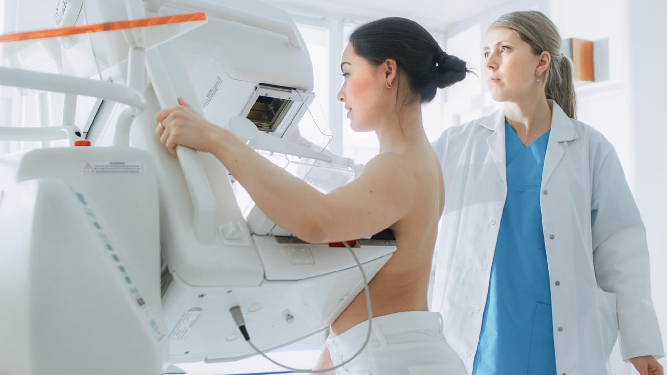 Röntgenassistentin führt Mammographie an Patientin durch