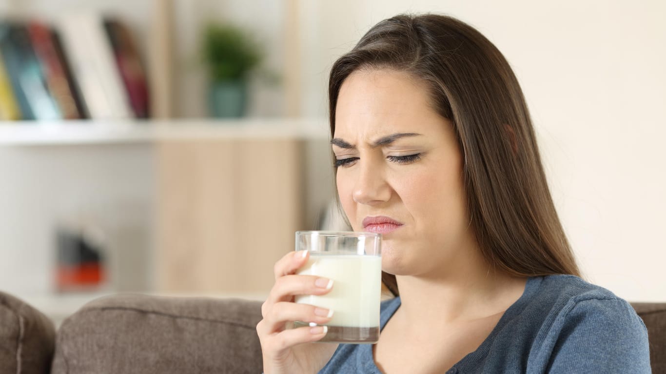 Ungenießbares Getränk: Wenn die Milch mehr nach Chemie als nach Kuh riecht, ist das ein Grund zur Reklamation.