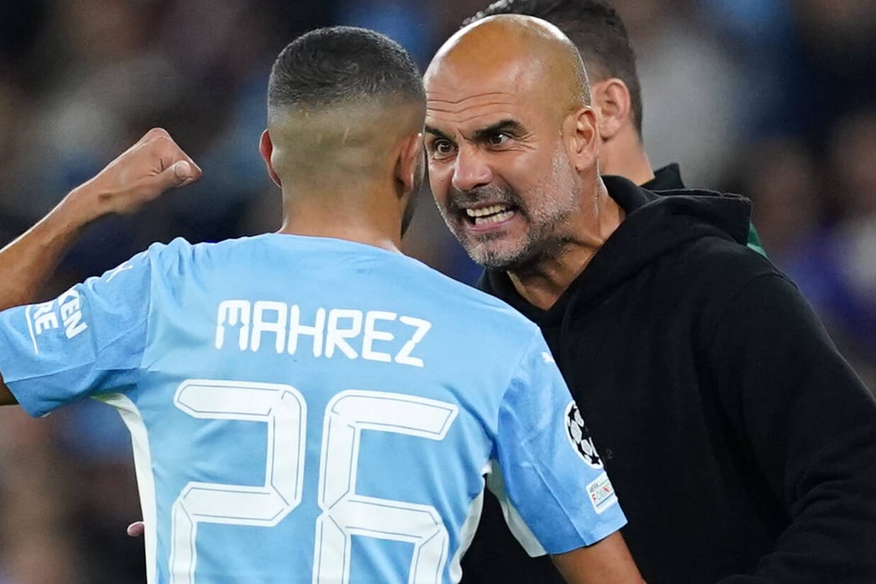 Wenig begeistert vom Auftritt seines Schützlings: Manchester-Trainer Pep Guardiola (r.) redete in der Halbzeitpause des Spiels gegen Leipzig eindringlich auf Riyad Mahrez ein.