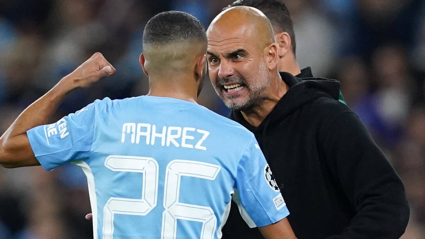 Wenig begeistert vom Auftritt seines Schützlings: Manchester-Trainer Pep Guardiola (r.) redete in der Halbzeitpause des Spiels gegen Leipzig eindringlich auf Riyad Mahrez ein.