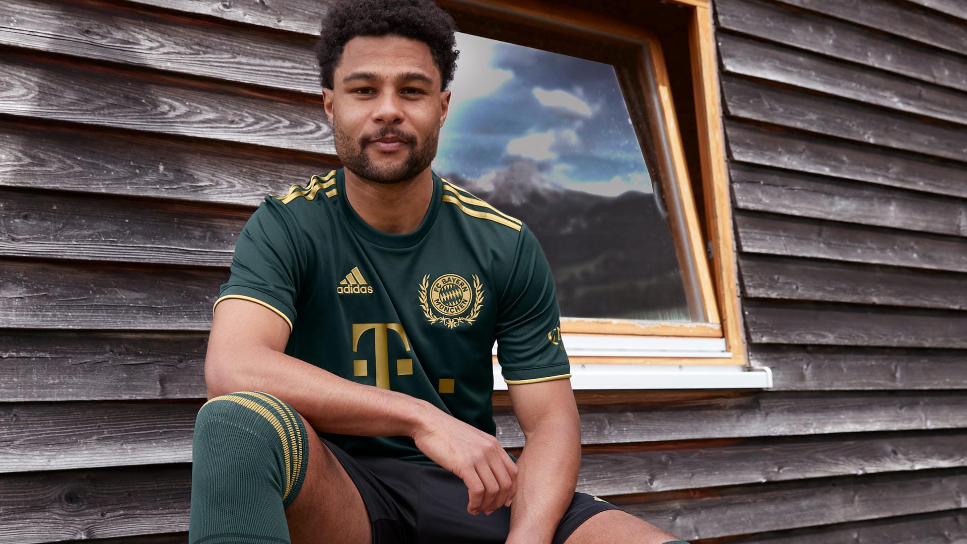 Serge Gnabry im neuen Bayern-Trikot: Am Samstag läuft der Rekordmeister in diesem Jersey auf.