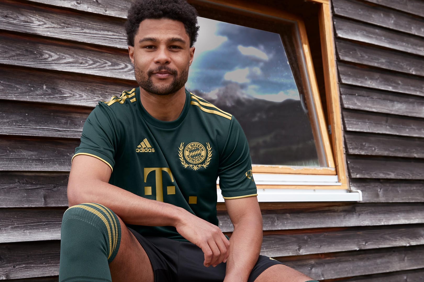 Serge Gnabry im neuen Bayern-Trikot: Am Samstag läuft der Rekordmeister in diesem Jersey auf.