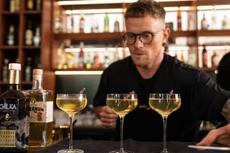 Bartender Tobias Lindner gewinnt mit einem Quitten-Cocktail beim Wettbewerb des Barkultur-Magazins "Mixology".