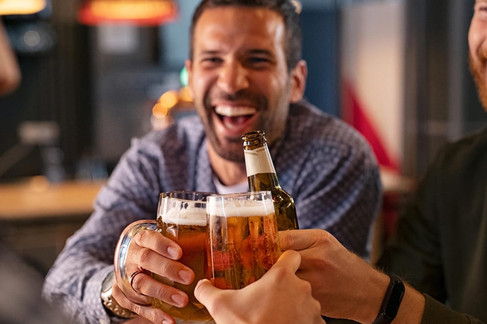 Bier trinken: Alkoholische Getränke belasten das Kalorienkonto wie eine üppige Mahlzeit.