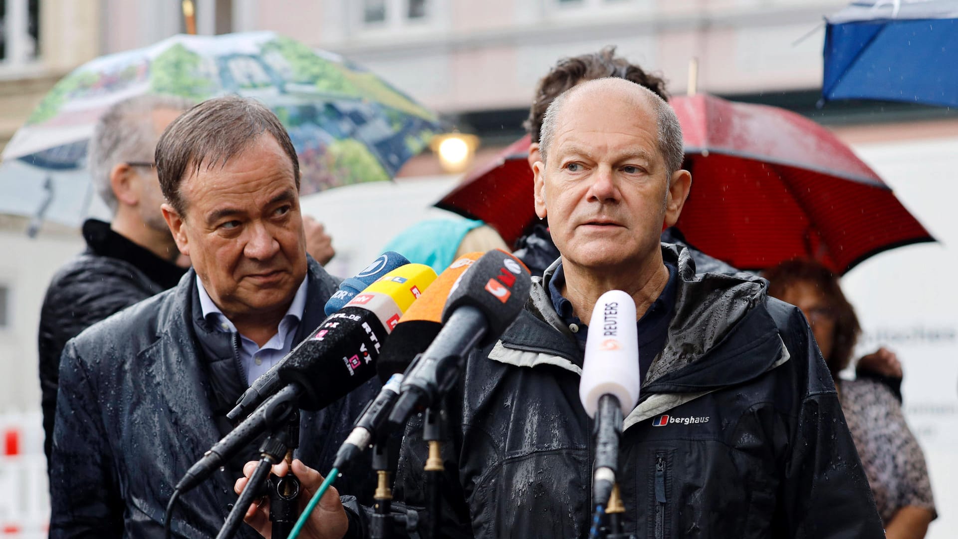 Armin Laschet und Olaf Scholz bei einem Pressetermin in NRW (Archivbild): In Umfragen zur Wahl zieht Laschet derzeit den Kürzeren. Armin Laschet und Olaf Scholz bei einem Pressetermin in NRW (Archivbild): In Umfragen zur Wahl zieht Laschet derzeit den Kürzeren.