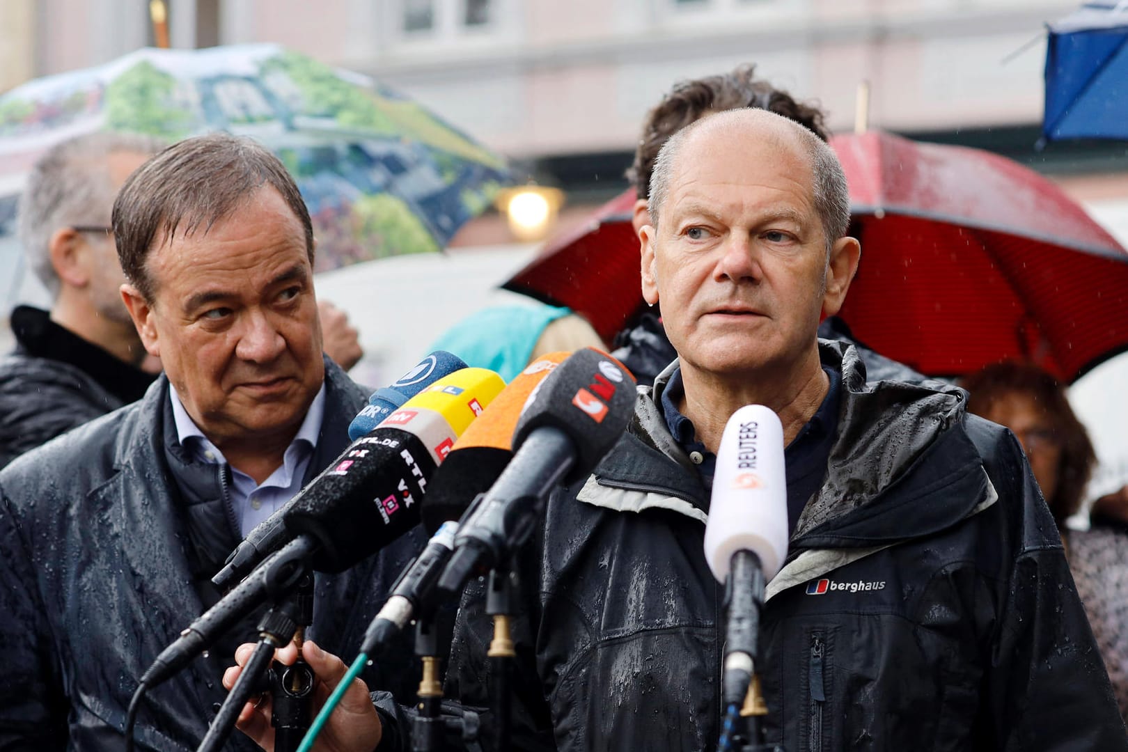 Armin Laschet und Olaf Scholz bei einem Pressetermin in NRW (Archivbild): In Umfragen zur Wahl zieht Laschet derzeit den Kürzeren.