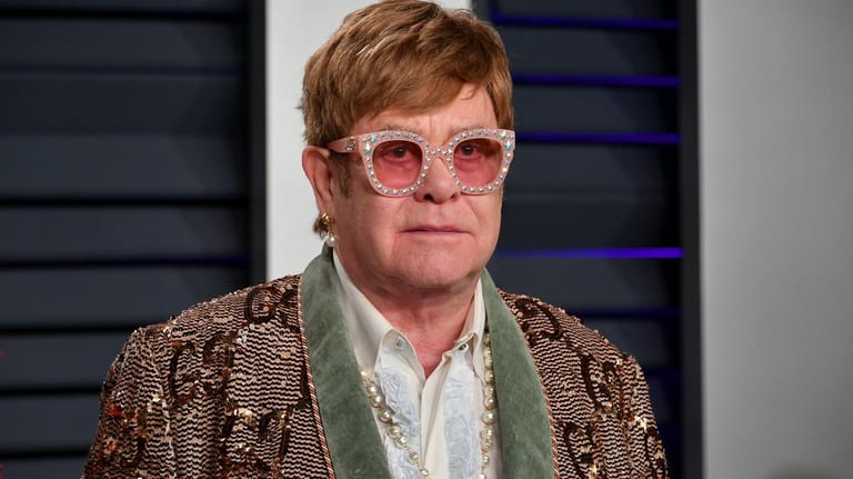 Elton John: Der Musiker muss an der Hüfte operiert werden.