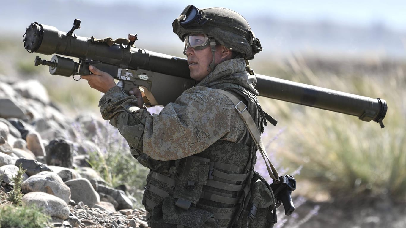 Soldat bei einer Militärübung mehrerer Staaten Anfang August: Die Regierungen rund um Afghanistan sehen neue Gefahren.