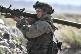 Soldat bei einer Militärübung mehrerer Staaten Anfang August: Die Regierungen rund um Afghanistan sehen neue Gefahren.