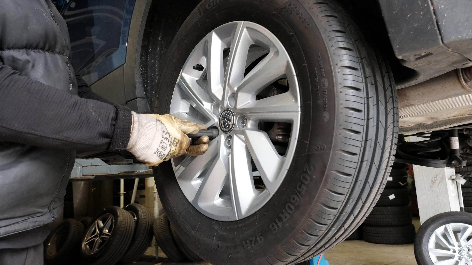 Regelung zur Winterreifenpflicht: Bei Verstoß werden Fahrer und Halter zur Kasse gebeten. Viele Autofahrer haben noch nie davon gehört.