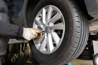 Regelung zur Winterreifenpflicht: Bei Verstoß werden Fahrer und Halter zur Kasse gebeten. Viele Autofahrer haben noch nie davon gehört.