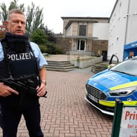 Ein bewaffneter Polizist vor der Synagoge in Hagen: Von einem ausländischen Geheimdienst kamen Hinweise auf einen geplanten Anschlag an Jom Kippur.