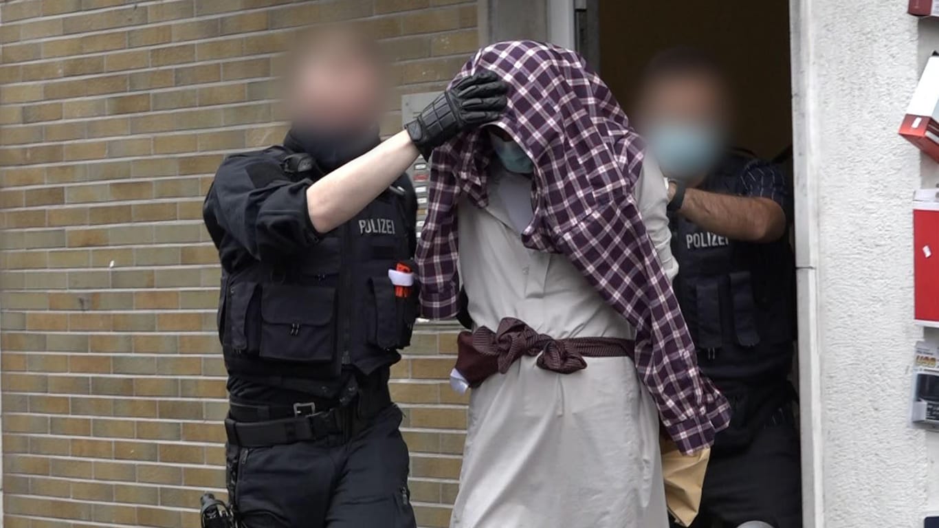 Festnahme eines Verdächtigen in Hagen: Zeitgleich liefen Durchsuchungen in mehreren Objekten, so die Polizei.