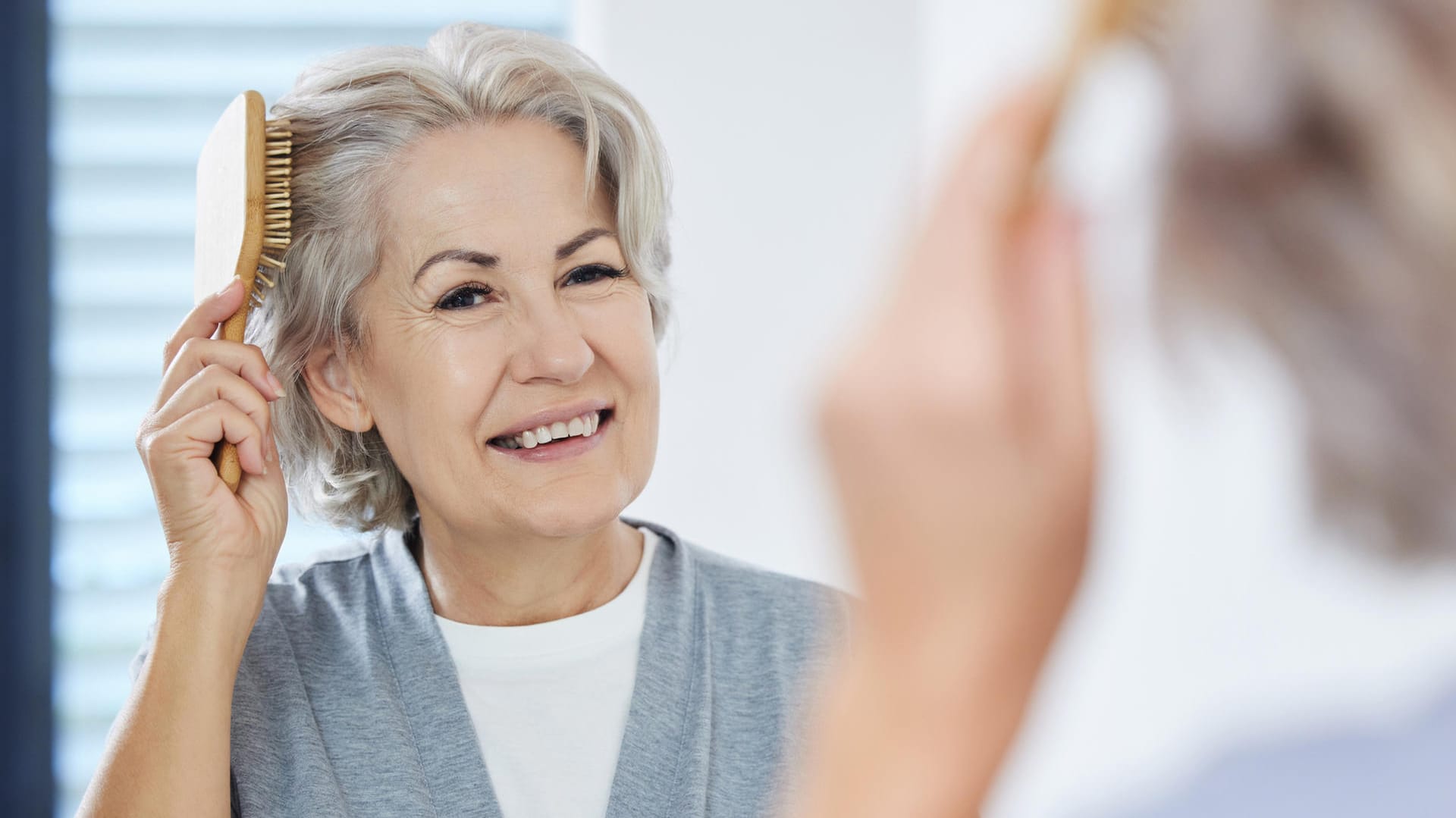 Graue Haare: Mit ein bisschen Pflege bekommen sie einen edlen Grauschimmer.