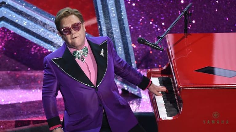 Elton John hat sich verletzt und kann erst einmal nicht auftreten.