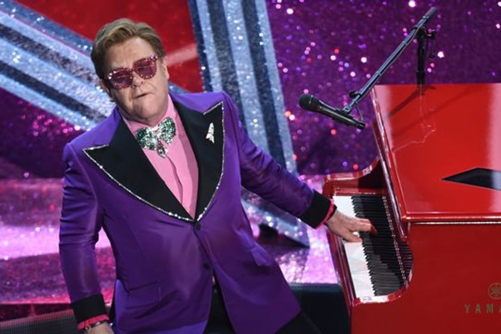 Elton John hat sich verletzt und kann erst einmal nicht auftreten.