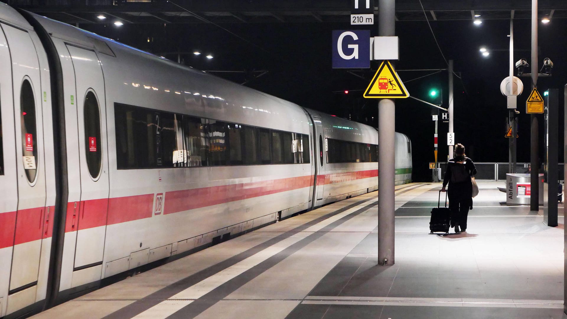 Bahnsteig bei Nacht: Sieht so bald der Start in den Urlaub aus?