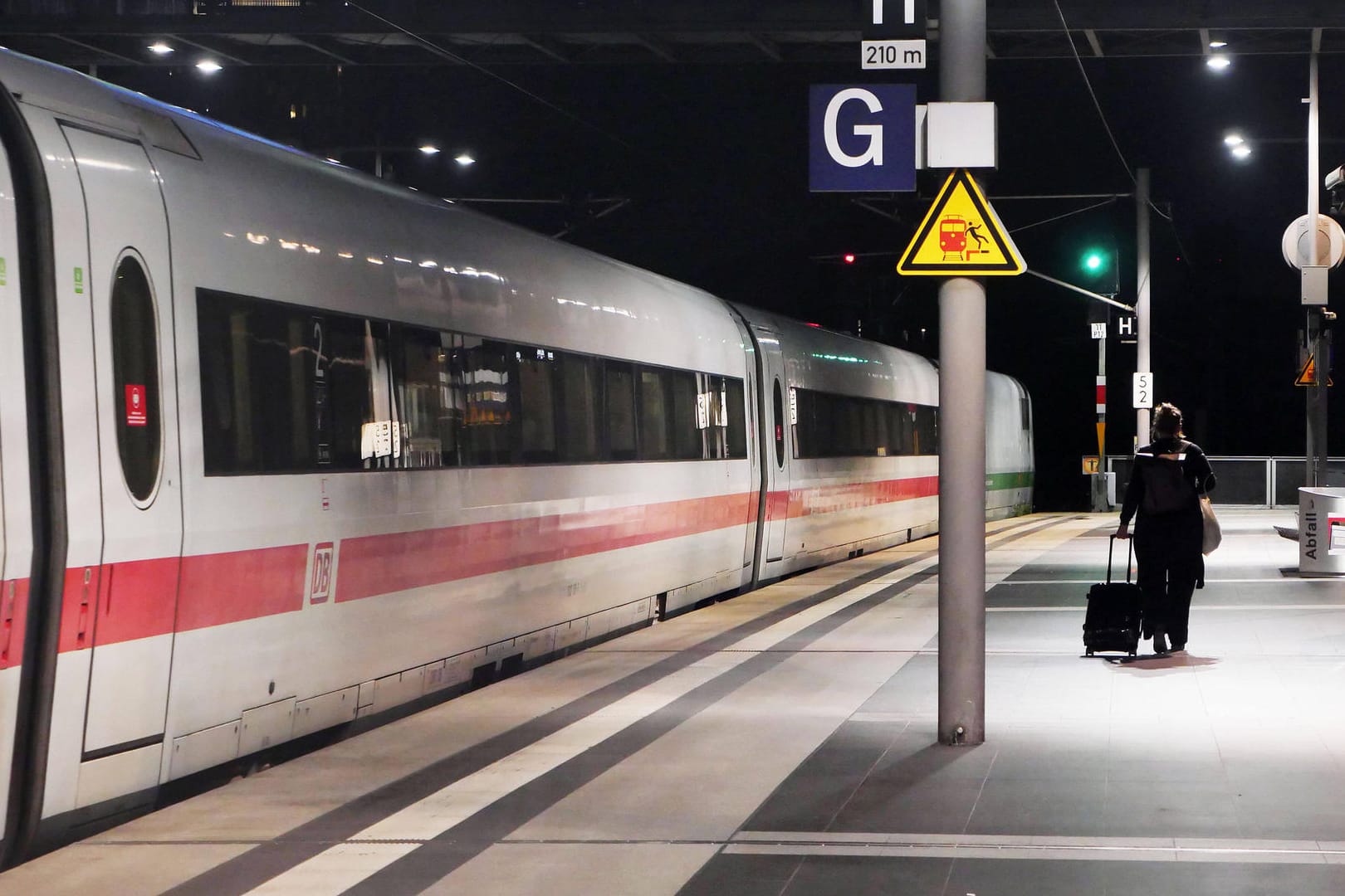 Bahnsteig bei Nacht: Sieht so bald der Start in den Urlaub aus?